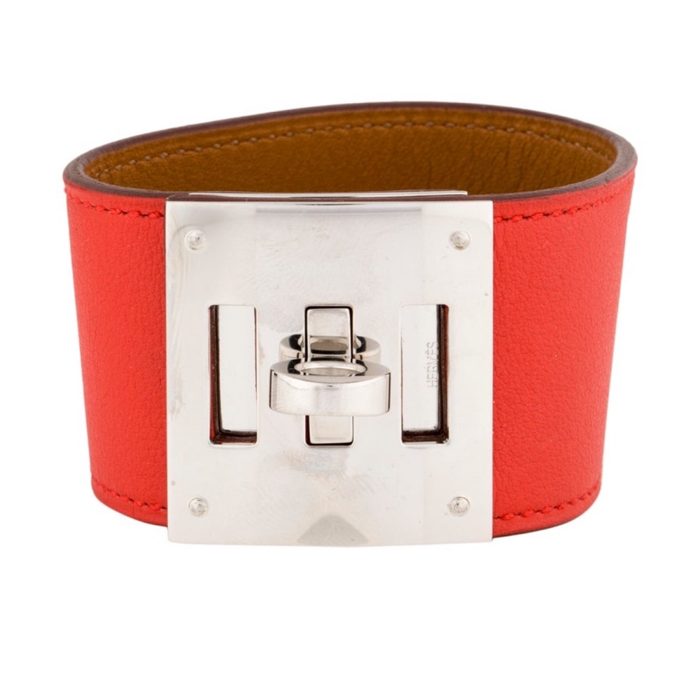 Leather Hermès Kelly Dog bracelet with palladium-plated turn-lock closure.